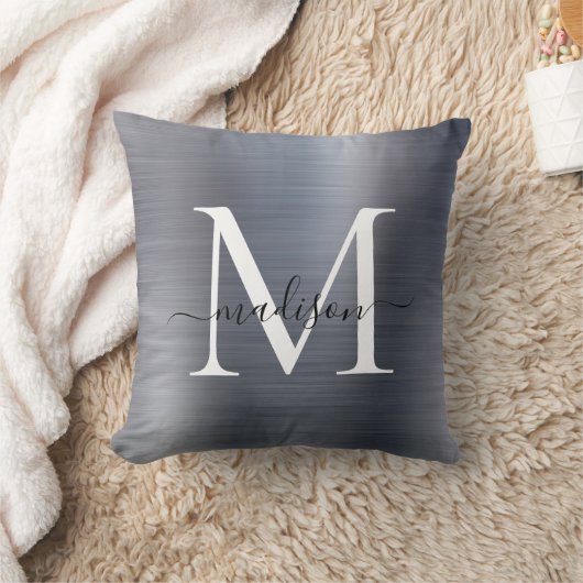 シルバーグレーブラシ仕上げメタルスクリプガーリートモノグラム クッション (ブランケット)