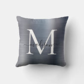 シルバーグレーブラシ仕上げメタルスクリプガーリートモノグラム クッション (裏面)