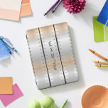 シルバーグレーブラッシュアルミニウム幾何学的デザイン iPad PROカバー<br><div class="desc">金エレガント男らしモダン属デザイン。アクセントとカスタマイズ可能なモノグラムを備えた銀グレーのブラシ男らしドアルミニウムテクスチャのイメージ。</div>