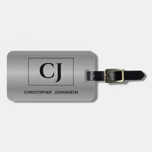 シルバーグレーブラッシュメタルブラックはっきりしたモノグラムの ラゲッジタグ (正面横)