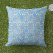 シルバーグレーブルー踊りスクロールのパターン アウトドアクッション (芝生)