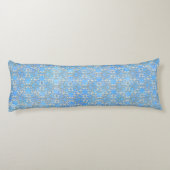 シルバーグレーブルー踊りスクロールのパターン ボディピロー (裏面)