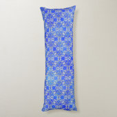 シルバーグレーブルー踊りスクロールのパターン ボディピロー (裏面 (縦))