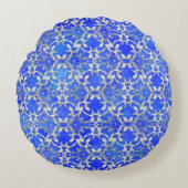 シルバーグレーブルー踊りスクロールのパターン ラウンドクッション (正面)