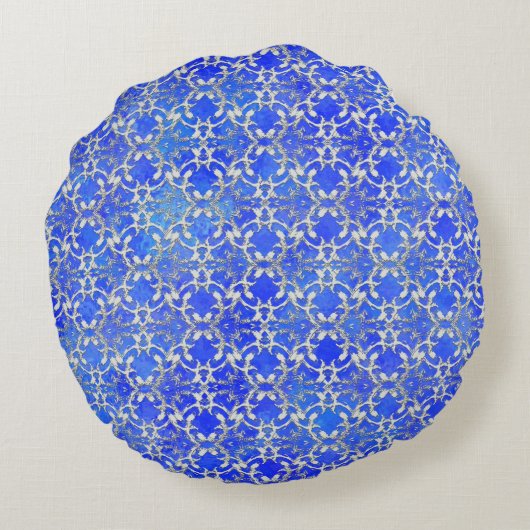 シルバーグレーブルー踊りスクロールのパターン ラウンドクッション (裏面)