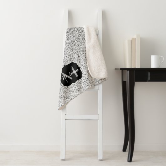 シルバーグレー光グリッタースパークルズモノグラム シェルパブランケット (インサイチュ)