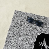 シルバーグレー光グリッタースパークルズモノグラム ビーチタオル (インサイチュ)