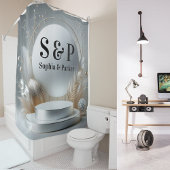 シルバーグレー ポディウム モノグラム モダンスクリプト ウェディング シャワーカーテン