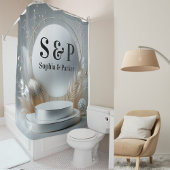 シルバーグレー ポディウム モノグラム モダンスクリプト ウェディング シャワーカーテン