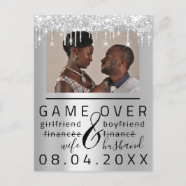 シルバーグレー ユニーク おふざけ Save The Date カップル写真 ポストカード