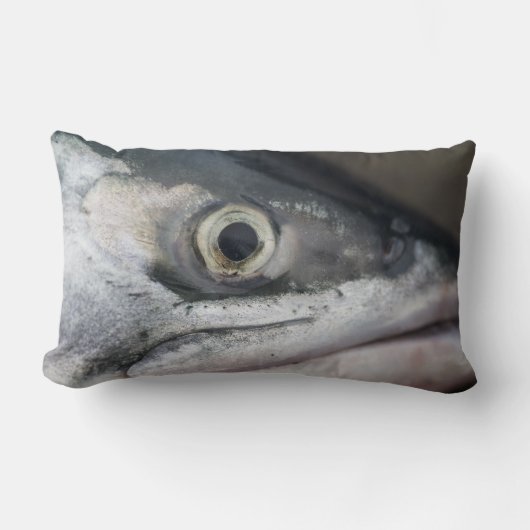 シルバーサーモン顔 ランバークッション (正面)