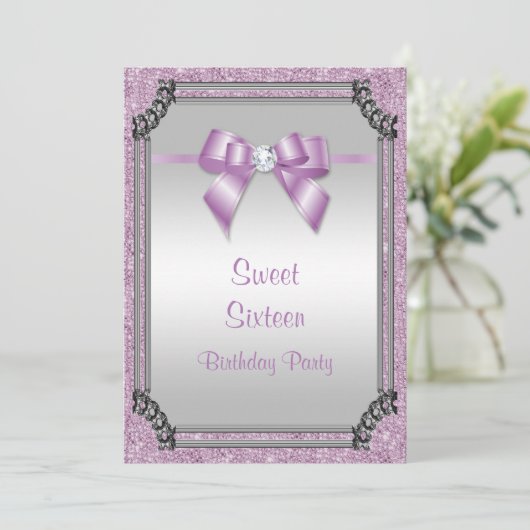 シルバースタイリッシュフレーム&薄紫ポーズジェムボウスウィート16 招待状 (スタンド正面)