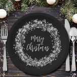 シルバースターズメリークリスマス ペーパープレート<br><div class="desc">きらめく銀の星、円とドットの黒い休日の紙プレートの上で"メリークリスマス"の単語を取り囲む。私たちの店のマッチングアイテム。</div>