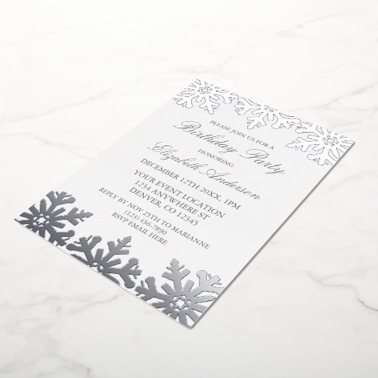 シルバースノーフレークウィンター誕生日 箔招待状 (回転した状態)