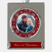 シルバースノーフレークオンレッド初めてのクリスマス シルバープレートバナーオーナメント (正面)