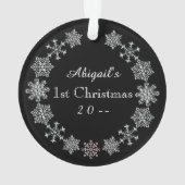 シルバースノーフレークスベビーガール初めてのクリスマス オーナメント (裏面)