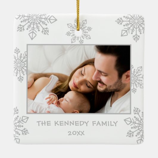 シルバースノーフレーク2フォトベビー初めてのクリスマス セラミックオーナメント (裏面)