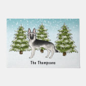 シルバーセーブルドイツシェパード犬の冬の森 ドアマット (正面)