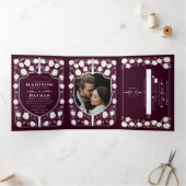 シルバーソード&シールド中世ファンタジー結婚の赤 三つ折り招待状 (内部)