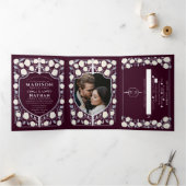 シルバーソード&シールド中世ファンタジー結婚の赤 三つ折り招待状 (内部)