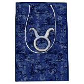 シルバータウラス〔占星術の〕十二宮図サインネイビーブルーデジタル迷彩柄 ミディアムペーパーバッグ (正面)