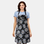 シルバーデイジーオンブラックパーソナライズされた エプロン (着用した状態)