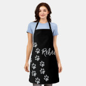 シルバードッグポーズブラック背景プリントパターン エプロン (着用した状態)