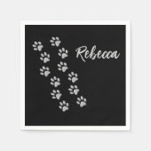 シルバードッグポーズブラック背景プリントパターン スタンダードカクテルナプキン (正面)