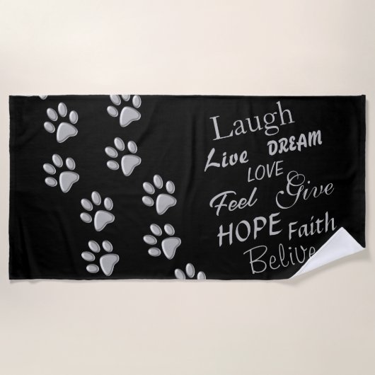 シルバードッグポーズブラック背景プリントパターン ビーチタオル (正面)