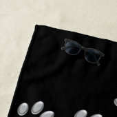 シルバードッグポーズブラック背景プリントパターン ビーチタオル (インサイチュ)