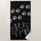 シルバードッグポーズブラック背景プリントパターン ビーチタオル (正面)