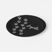 シルバードッグポーズブラック背景プリントパターン ペーパープレート (アングル)