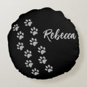 シルバードッグポーズブラック背景プリントパターン ラウンドクッション (裏面)