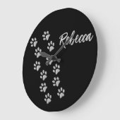 シルバードッグポーズブラック背景プリントパターン ラージ壁時計 (傾斜)
