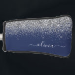 シルバーネイビーブルーガーリーグリッタースパークルモノグラム ゴルフヘッドカバー<br><div class="desc">シルバーと金ゴールドスパークルグリッタースクリプトモノグラム名ゴルフパターカバー。これは、最高の甘い16歳の誕生日、結婚ブライダルシャワー、記念日、赤ちゃんシャワーまたはバチェロレッテギフトを作る誰かがグラームの豪華さとシックなスタイルを愛する。</div>