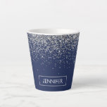 シルバーネイビーブルーグリッターガーリーモノグラム名 カフェラテマグ<br><div class="desc">シルバーとネイビーブルースパークルグリッターモノグラム名ラテコーヒーカップマグカップ。これは、最高の甘い16歳の誕生日、結婚ブライダルシャワー、記念日、赤ちゃんシャワーまたはバチェロレッテギフトを作る誰かがグラームの豪華さとシックなスタイルを愛する。</div>