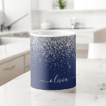 シルバーネイビーブルーグリッターガーリーモノグラム名 コーヒーマグカップ<br><div class="desc">シルバーとネイビーブルースパークルグリッターブラッシュメタルモノグラム名とイニシャルコーヒーカップまたはマグカップ。これは、最高の甘い16歳の誕生日、結婚ブライダルシャワー、記念日、赤ちゃんシャワーまたはバチェロレッテギフトを作る誰かがグラームの豪華さとシックなスタイルを愛する。</div>