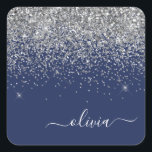 シルバーネイビーブルーグリッターガーリーモノグラム名 スクエアシール<br><div class="desc">シルバーとネイビーブルースパークルグリッターつや消しメタルモノグラム名紙パーティーシール住所 シール。これは、最高の甘い16歳の誕生日、結婚ブライダルシャワー、記念日、赤ちゃんシャワーまたはバチェロレッテギフトを作る誰かがグラームの豪華さとシックなスタイルを愛する。</div>