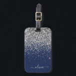 シルバーネイビーブルーグリッターガーリーモノグラム名 ラゲッジタグ<br><div class="desc">シルバーとネイビーブルースパークルグリッターモノグラム名とイニシャル枕。荷物バッグラベルは、スタイルの誰かの彼女の部屋のための完璧な甘い16歳の誕生日、結婚ブライダルシャワー、赤ちゃんシャワーまたはバチェロレッテギフトを作る飾。</div>