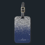 シルバーネイビーブルーグリッターガーリーモノグラム名 ラゲッジタグ<br><div class="desc">シルバーとネイビーブルースパークルグリッターモノグラム名とイニシャル枕。荷物バッグラベルは、スタイルの誰かの彼女の部屋のための完璧な甘い16歳の誕生日、結婚ブライダルシャワー、赤ちゃんシャワーまたはバチェロレッテギフトを作る飾。</div>