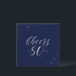 シルバーネイビーブルー応援80thバースデーパーティースクエア 招待状<br><div class="desc">この80祝歳の誕生日パスタイリッシューティーの招待で特別な日を過ごす。このデザインは、シックなシルバータイポグラフィ"応援から80年"とダークネイビーブルーの背景に輝くグラフィックを備えている。文字カスタマイズと背景色を指定できる。マッチング招待状とパーティー用品は私のショップBaraBomDesignで利用可能。</div>