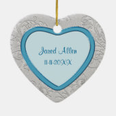 シルバーハートスワール男の赤ちゃん初めてのクリスマス セラミックオーナメント (裏面)