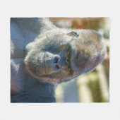 シルバーバックを打つ フリースブランケット (正面(横))