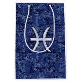 シルバーピセス〔占星術の〕十二宮図シンボルネイビーブルーデジタル迷彩柄 ミディアムペーパーバッグ (正面)