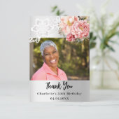 シルバーピンクのフローラレースの誕生日の写真 サンキューカード (スタンド正面)
