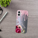 シルバーピンクグリッタードリップフローラ名スクリプト iPhone 16ケース<br><div class="desc">ピンクフェイクのグリッタードリッ絵を描プ、銀のメタリックの背景フェイクを見てドリップ。ブルゴーニュとバラ金ゴールド色の花。テンプレートバラ金ゴールド内の名前は書、およびトレンディーの手モダン付きスタイルスクリプトで指定する。</div>