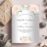 シルバーピンクフローラ結婚25周年 招待状<br><div class="desc">ピンクのフェイクグリッター、スパークル、赤面のピンクの花模様と銀色のメタリックな背景。名前と詳細のパーソナライズと追加</div>