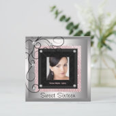 シルバーピンクブラックダマスク写真甘い16パーティー 招待状 (スタンド正面)