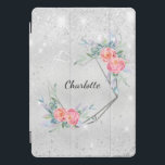 シルバーピンク花模様グリッター名 iPad PROカバー<br><div class="desc">銀フェイク色の背景。飾フェイクグリッターピンクの花と飾緑のある幾何学的な形のハート。名前をカスタマイズして追加する。その名は手書で書いたモダン文字で書いてある。</div>