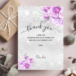 シルバーピンク花模様サンキューカード 招待状<br><div class="desc">パステルフェイクピンクの飾花模様、花と銀色の背景。スワッシュと文字：ありがとう。お礼のメモと名前をカスタマイズして追加。</div>